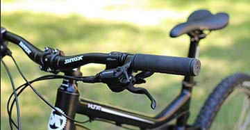 Как поменять грипсы на руле велосипеда