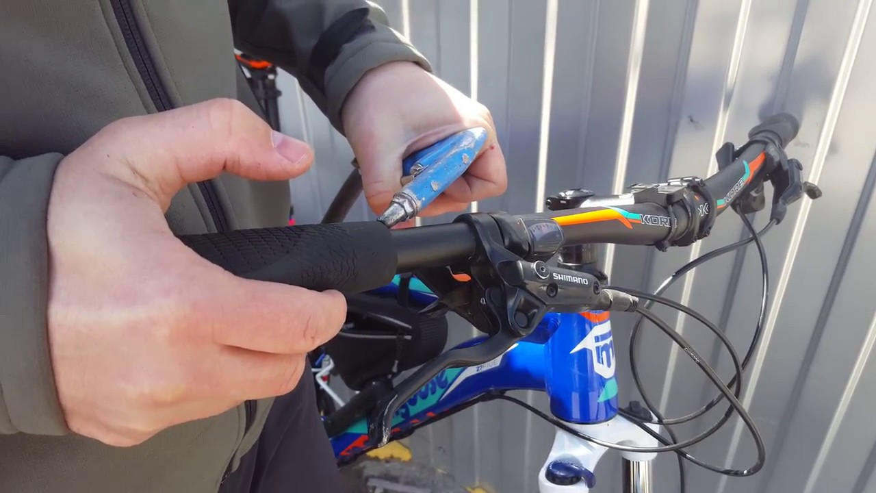 как надеть грипсы на руль