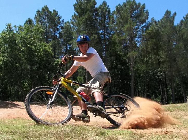 торможение и прохождение поворотов